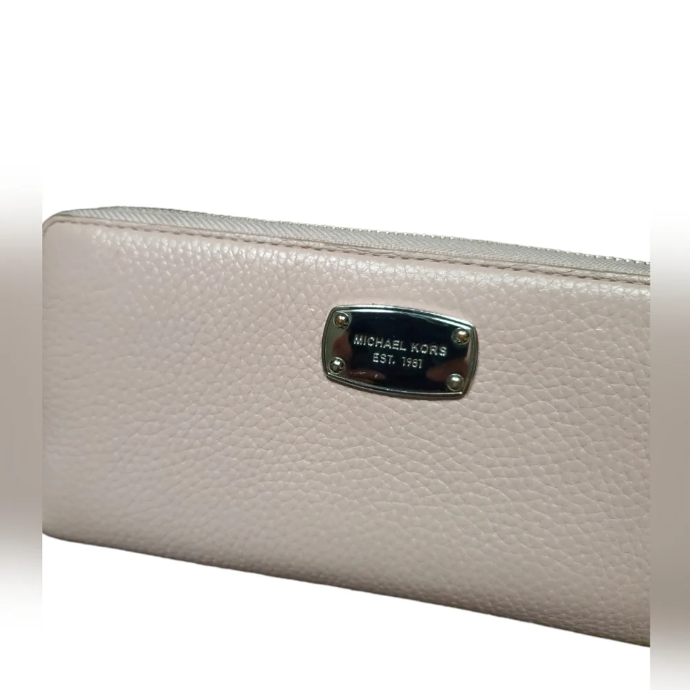 Michael Kors Pink Wristlet vallet. - Picture 11 of 11